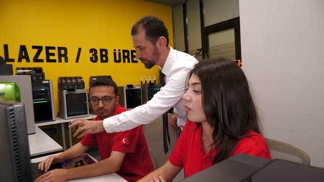 RTEÜ öğrencileri işitme engelliler için geliştirdiği cihazla TEKNOFEST'te Türkiye birincisi oldu
