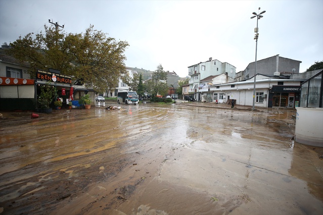 Yalova Armutlu'da dere taştı, ev ve iş yerlerini su altında bıraktı, temizlik başladı