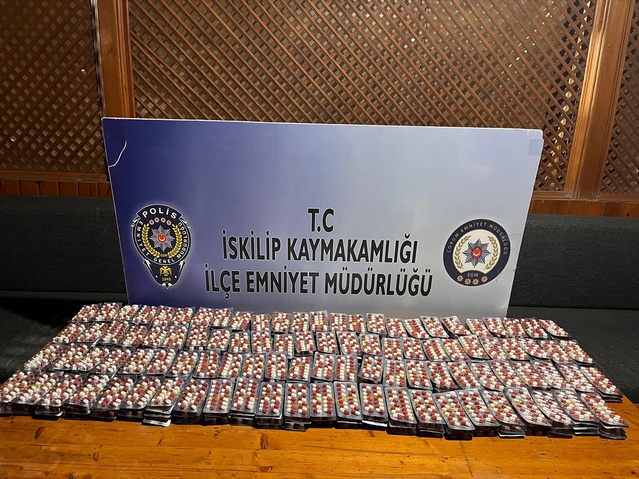 Çorum İskilip'te araçta 5 bin 500 hap ele geçirildi, karı koca gözaltına alındı