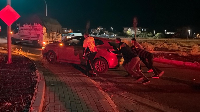 Adıyaman Kahta'da otomobil ile hafif ticari araç çarpıştı, 4 kişi yaralandı