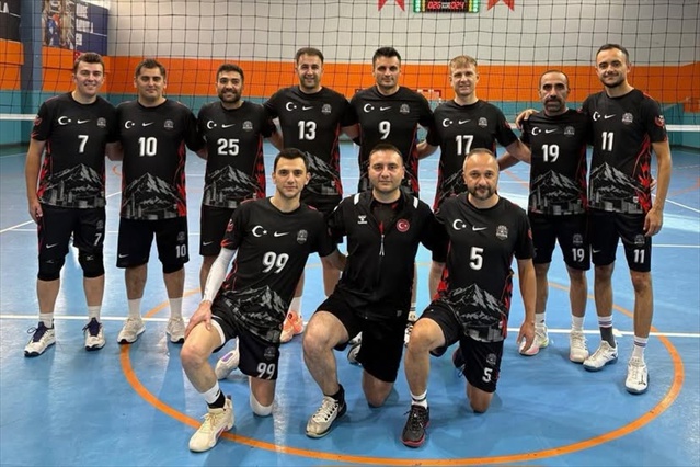Erzurum'da voleybolda rakiplerini yenen İl Emniyet Müdürlüğü takımı şampiyon oldu