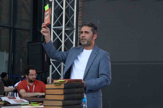 Kocaeli Kitap Fuarı'nda ikinci kez düzenlenen müzayedede 45 eser satışa sunuldu