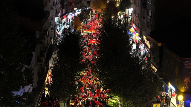 Bolu'da 29 Ekim fener alayı bayraklarla İzzet Baysal Caddesi'nden geçti