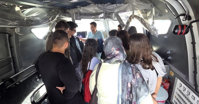 Çanakkale'de İlk ve Acil Yardım öğrencileri hava ve deniz ambulanslarını inceledi