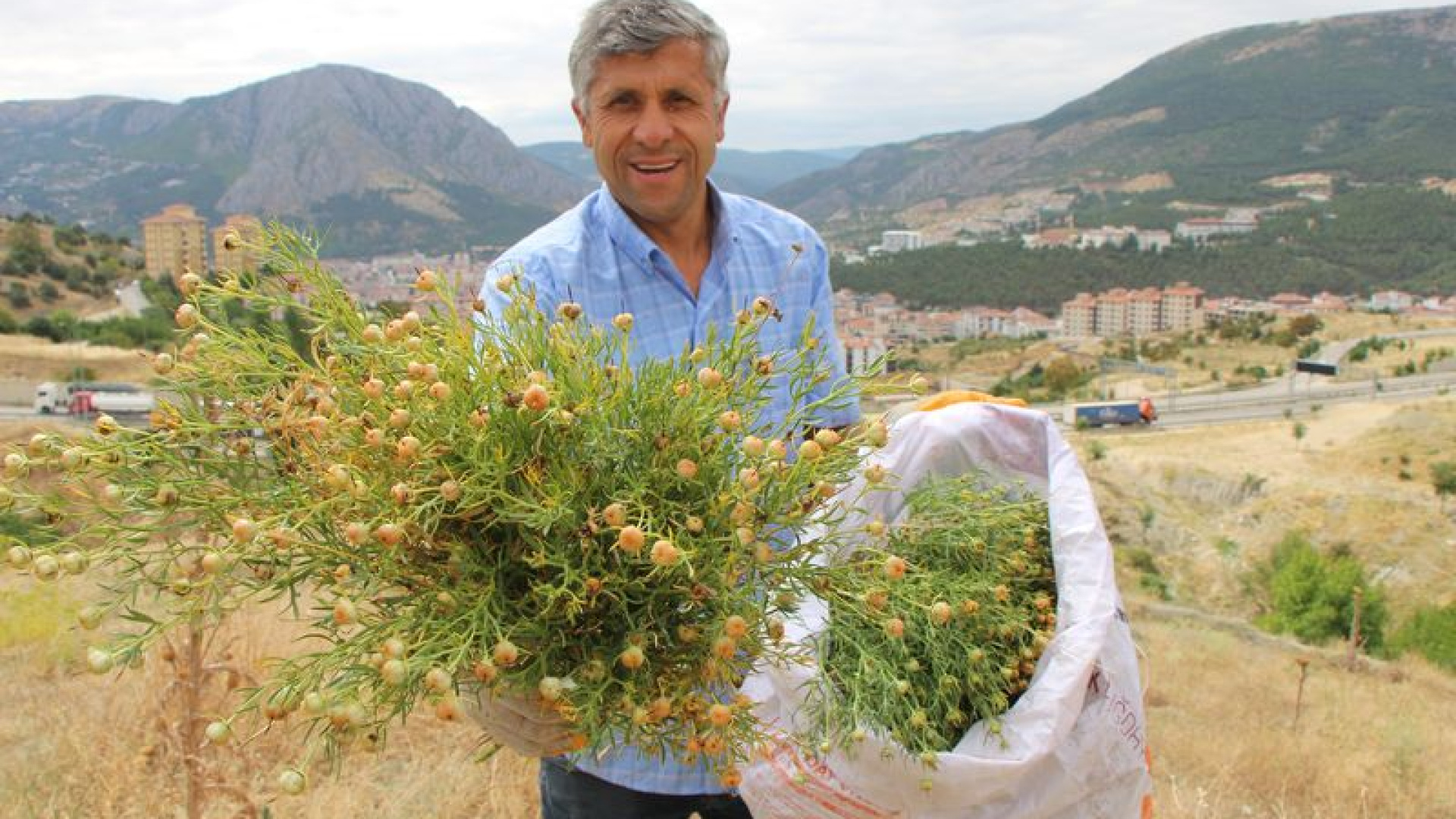 Nazardan koruduğuna inanılıyor, 60 liradan satılıyor