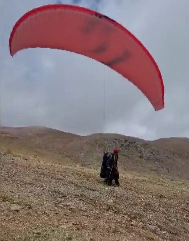 Tut'ta ilk wingsuit uçuşu, İrlandalı Moran 800 metreden atlayarak yapıldı