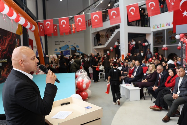 Kırıkkale'de Cumhuriyet'in 103. yılı kutlamasında balonlar gökyüzüne bırakıldı
