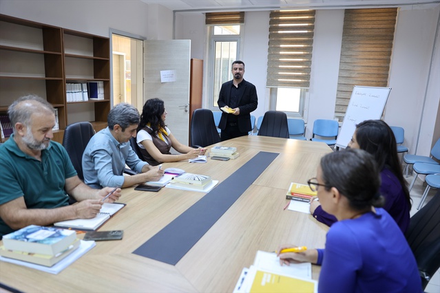 Zaza dili ve edebiyatı dosyasıyla profesör olan Akman, Türkiye'de ilk akademisyen oldu