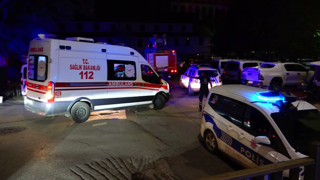 Tunceli'de otomobil büfeye daldı, araçta ve büfe önünde bekleyen 5 kişi yaralandı