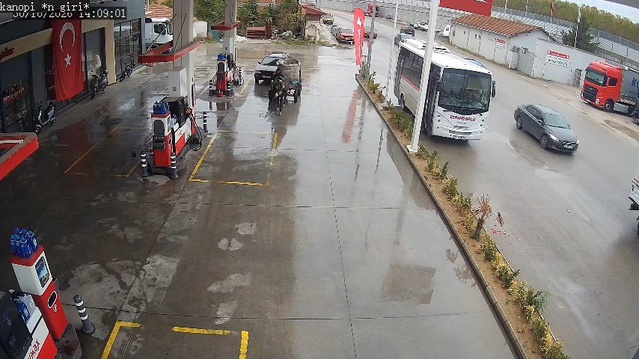 Edirne'de yakıtı tükenen araç, at arabasıyla 2 kilometre çekilerek istasyona ulaştı