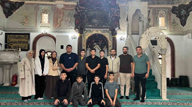 Koçarlı Adnan Menderes Anadolu İmam Hatip Lisesi öğrencileri bahçe temizliği yaptı