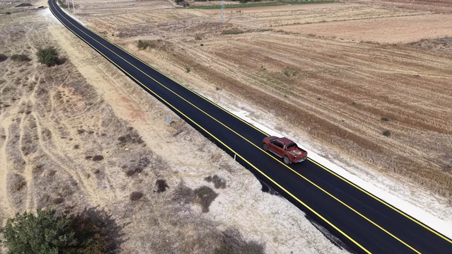 Uzunköprü'de 4 kilometrelik köy yolu sıcak asfaltla kaplanarak ulaşıma açıldı