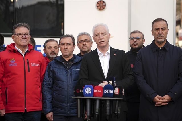 Vali Gül, Ayazağa'da sel sonrası yıkım alanında 3 kişiyi arama çalışmalarını inceledi