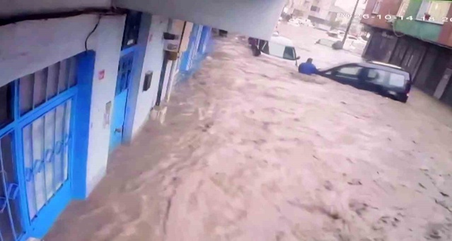 Sarıyer Ayazağa selinin kamera görüntüsünde araçlar sürüklenip üst üste bindi