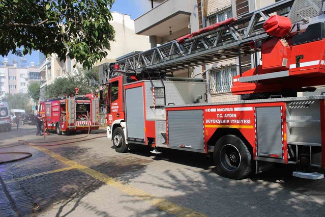 Aydın Efeler'de apartman terasındaki yangın söndürüldü, sakinler tahliye edildi