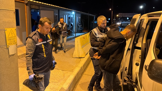 Denizli'de polis taklidi yapan 3 şüpheli altın ve parayla Kütahya'da yakalandı