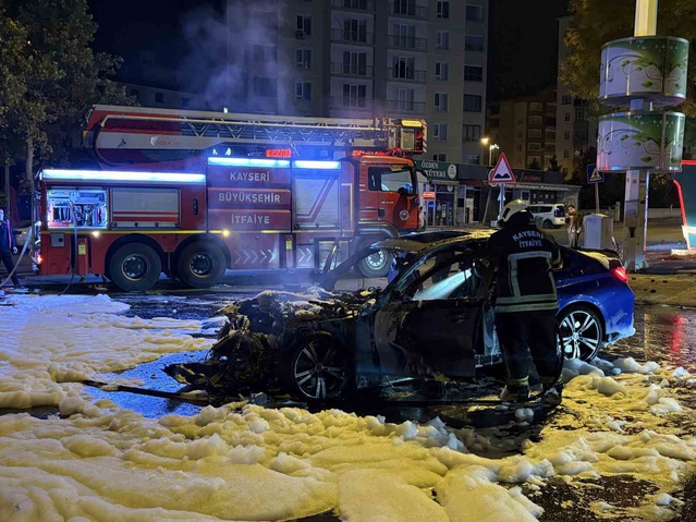 Kayseri Talas'ta park halindeki otomobile çarpan araç alev aldı, biri ağır 2 yaralı