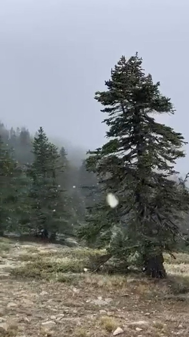 Uludağ'da yağmur kısa süreli kara döndü, sıcaklık en yüksek 3 derece ölçüldü