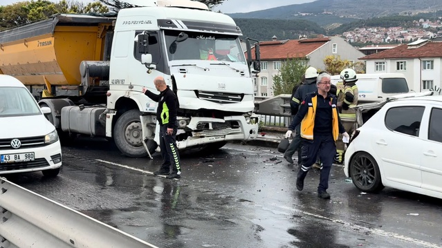 Kütahya'da trafiğin durduğu yolda 5 araç zincirleme kazaya karıştı, sürücü yaralandı