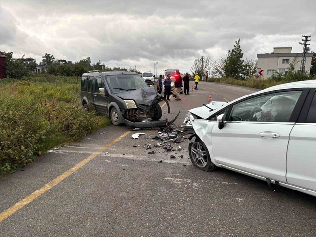 Osmaniye Düziçi'nde Berke Baraj Yolu'nda iki araç çarpıştı, 3 kişi yaralandı
