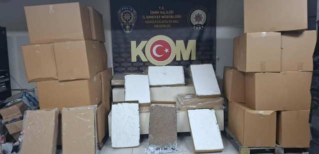 İzmir Gaziemir'de mobil depo minibüsten 2 milyon 160 bin makaron ele geçirildi