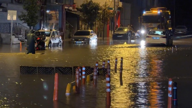 Kağıthane’de yasağa rağmen trafiğe çıkan motosikletliler suyla kaplanan yolda kaldı