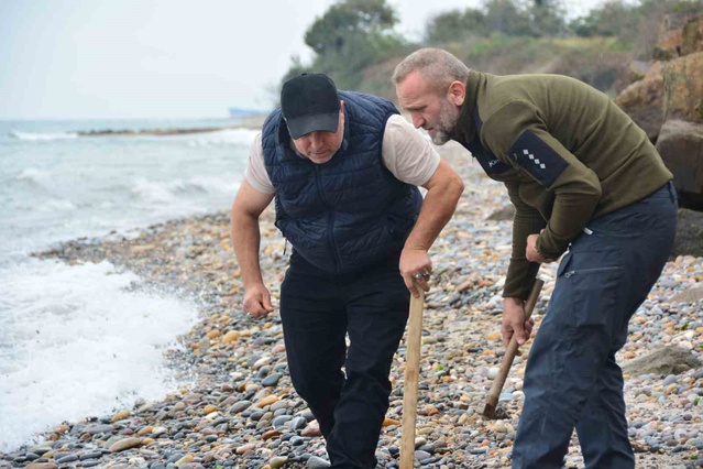 Samsun Ayvacık'ta kuzenler, Ordu Ünye'de topladıkları taşları takıya dönüştürüyor