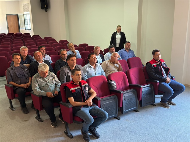 Anamur'da meyve sineğiyle mücadele eylem planı Kaymakam Duru başkanlığında görüşüldü