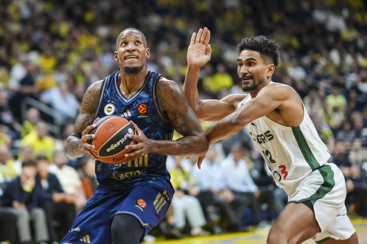 Fenerbahçe Tarfin sahasında rakip tanımıyor. Zalgiris'e 19 sayı fark