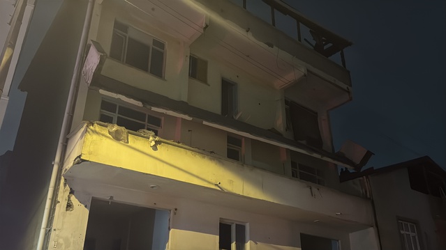 Kocaeli Darıca'da metruk yapının 3. katındaki balkon çöktü, 2 kişi tahliye edildi