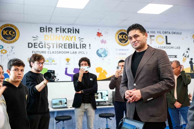 İzmir'in Aliağa ilçesinde 100. Yıl Ortaokulu'nda Geleceğin Sınıf Laboratuvarı açıldı