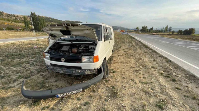 Karaman-Mersin yolunda otomobille çarpışan minibüs refüje savruldu, 1 kişi yaralandı