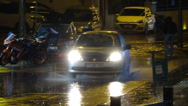 Kilis'te kuvvetli yağış ulaşımı olumsuz etkiledi, ana arterlerde aksama yaşanmadı
