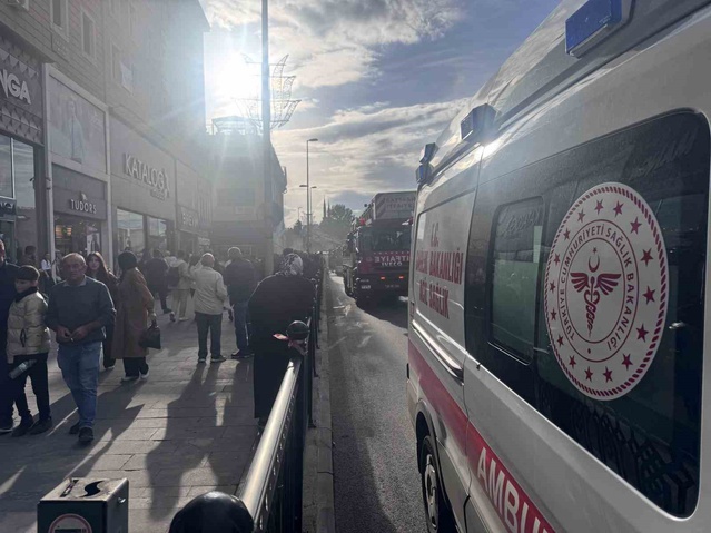 Kayseri'de unlu mamul işyerindeki yangın yan dükkana sıçradı, itfaiye müdahale ediyor