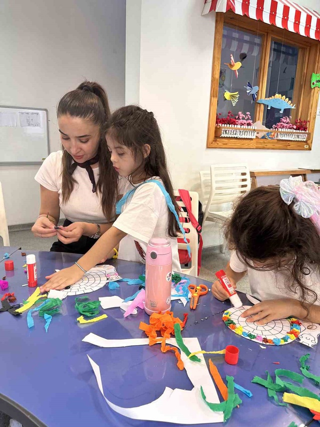 Aydın'da çocuklar kütüphanede "Tarçın'ın Kabuğu"nu okuyup salyangoz süslemeleri yaptı