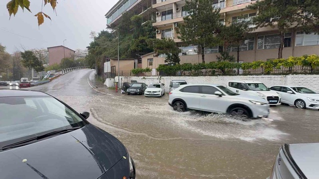 Zonguldak'ta sağanak nedeniyle motosiklet ve motokuryelere trafik yasağı konuldu
