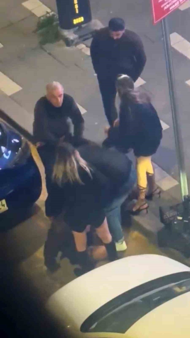 Bolu Cumhuriyet Caddesi'nde gruplar arasında kavga: Taraflar birbirini yerde sürükledi