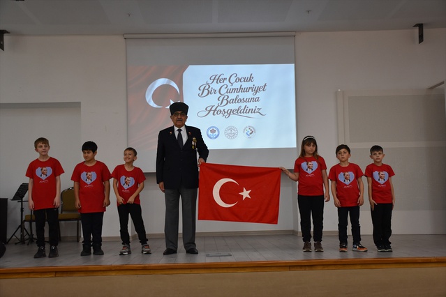 Trabzon'da 60 özel gereksinimli öğrenci işaret diliyle İstiklal Marşı'nı seslendirdi