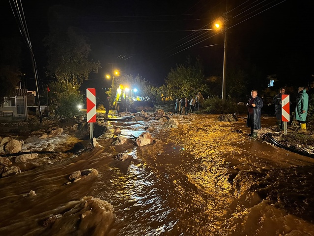 Antalya Demre'de sağanak, sel ve su baskınlarına neden oldu, yollar molozla doldu
