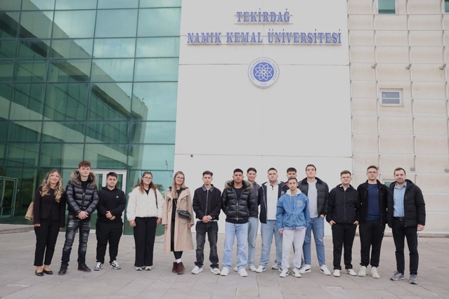 Hayrabolu'daki mesleki ve teknik lise öğrencileri NKÜ'de laboratuvarları inceledi