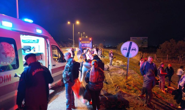 Rusçuk'tan İstanbul'a giden tur otobüsü Edirne'de TIR'a çarptı, 10 turist yaralandı