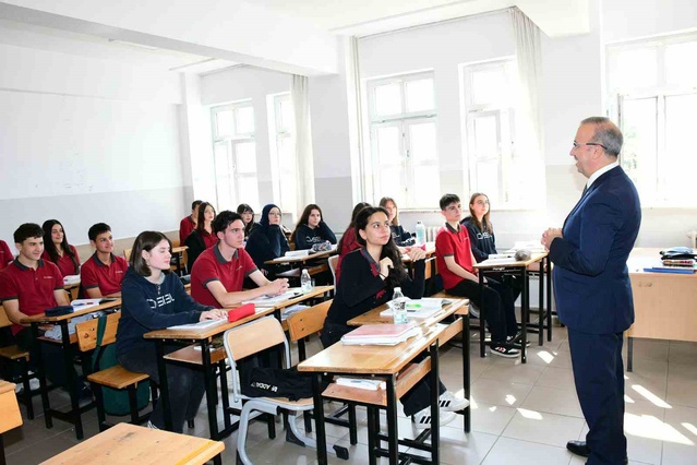Eskişehir İl Milli Eğitim Müdürü Aydın, Cemal Mümtaz Lisesinde öğrencilerle buluştu