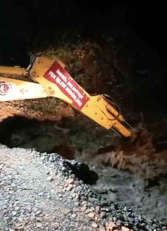 Bursa İnegöl'de yoğun yağış köprüyü çökertti, mahsur kalan sürücüler kurtarıldı
