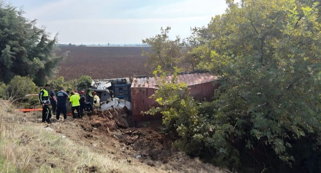 Bursa Karacabey'de TIR kontrolden çıkıp tarlaya uçtu, 61 yaşındaki sürücü yaralandı