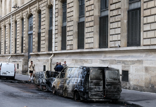 Paris'te protestolar nedeniyle Louvre ve birçok müze cumartesi kapalı olacak