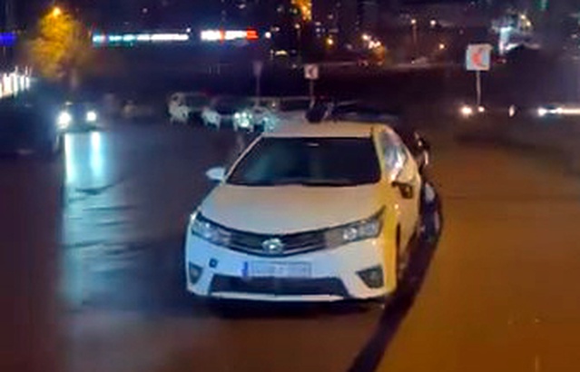 Esenyurt'ta 4 otomobilin dikiz aynası kimliği belirsiz kişilerce kırıldı