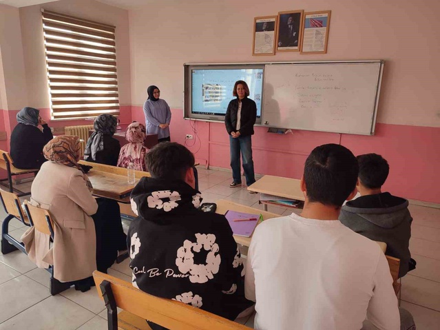 Kütahya Altıntaş'ta Milli Eğitim Müdürü Sinan, açık öğretim kurslarını inceledi