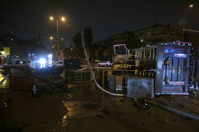 Ankara'da oksijen tüpü yüklü kamyon devrildi, kazada 3 kişi yaralandı
