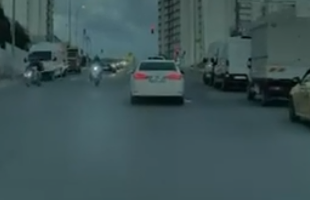 Esenyurt'ta hatalı U dönüşü kazası kamerada, motosiklet sürücüsü hafif yaralandı