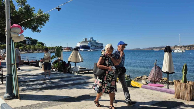 Bodrum'a iki kruvaziyerle 2 bin 888 yolcu ve 1 bin 269 personel geldi